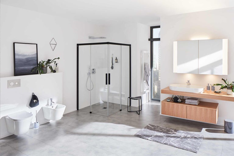 Lichte badkamer met douche, wastafel en toilet