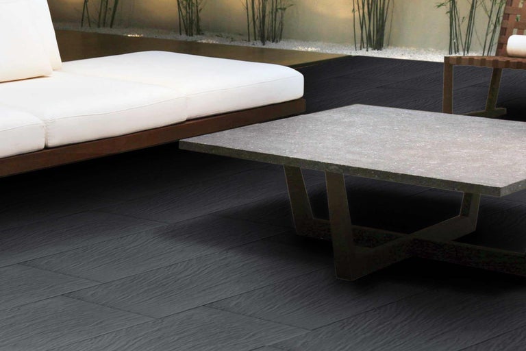 Terras met loungemeubels en donkere terrasplanken