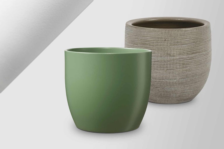 Twee plantenbakken van verschillende grootte en textuur.