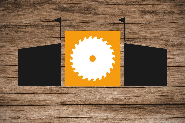 Zaagblad symbool op houten achtergrond