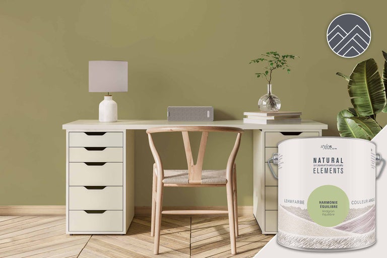 Woonkameropstelling met StyleColor Natural Elements leemverf op de muur, bureau en stoel