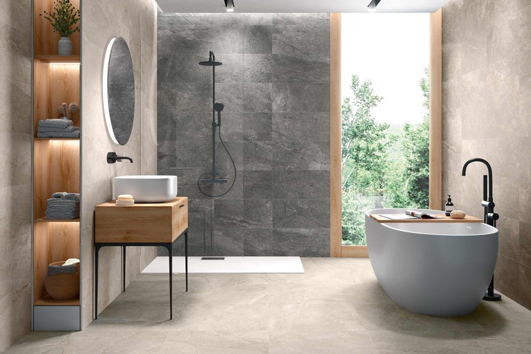 Lichte badkamer met douche, bad en wastafel