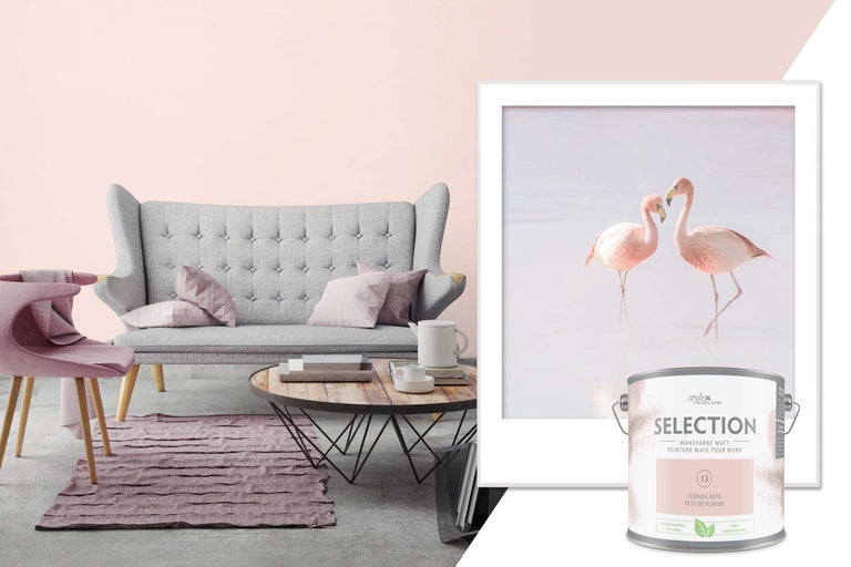 Woonkamer met grijze bank, houten salontafel en blik StyleColor Selection muurverf Florida Keys