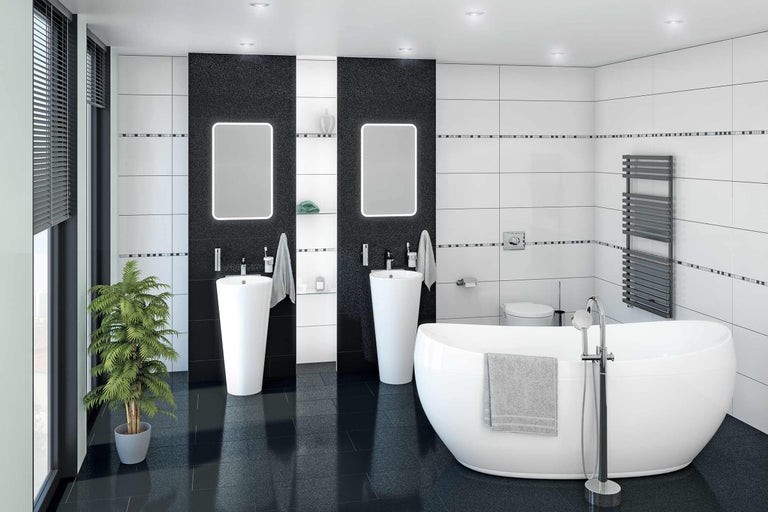 Lichte badkamer met bad, wastafels, spiegels en tegels