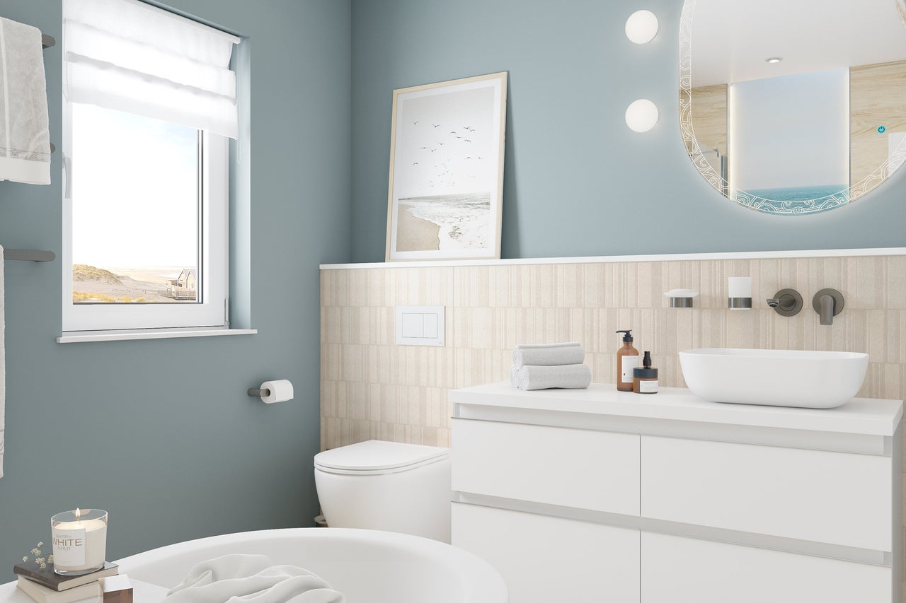 Moderne badkamer met wastafel, spiegel en toilet