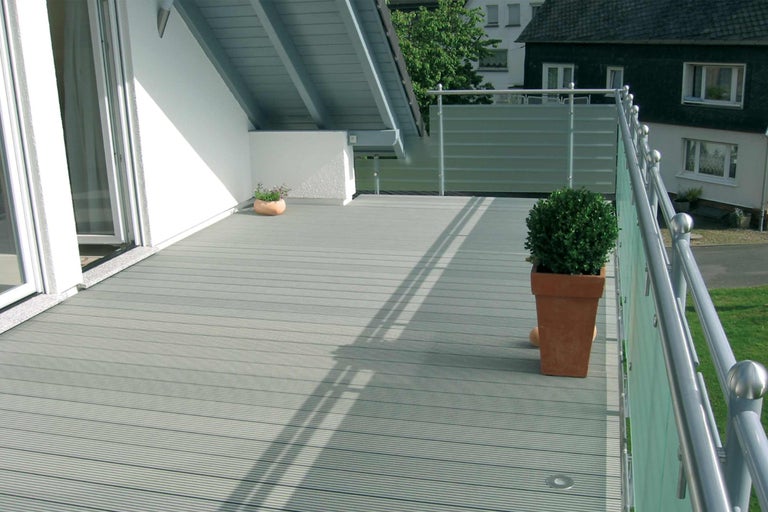 Balkon met terrasplanken, reling en beplanting