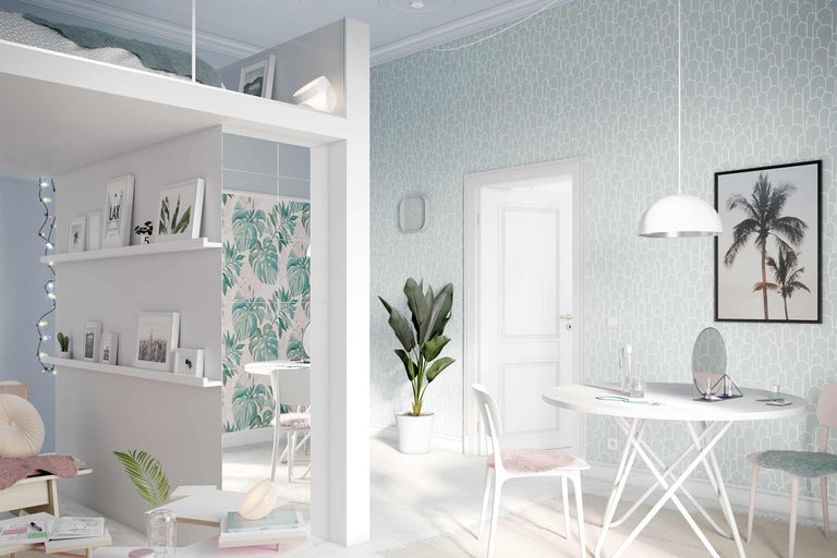 Lichte kamer met hoogslaper, planken, tafel, stoelen en kamerplant