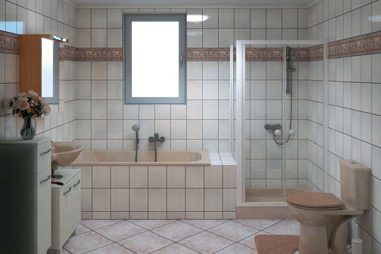Lichte badkamer met ligbad, douche en wastafelonderkast