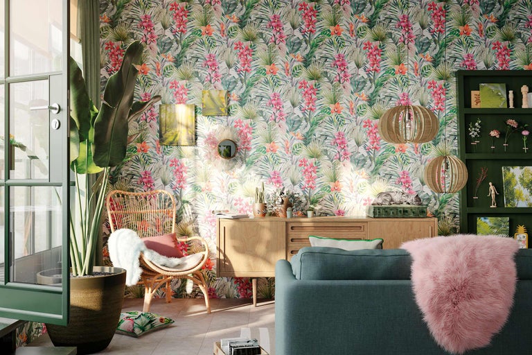 Woonkamer met patroonbehang, rotan stoel en houten dressoir
