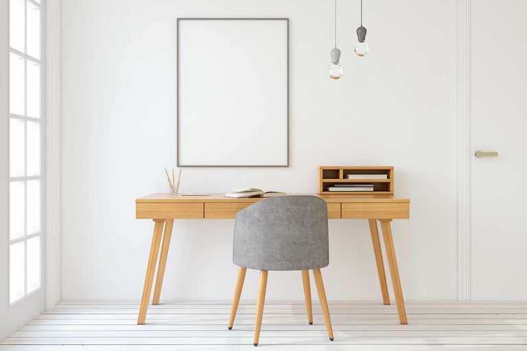 Lichte studeerkamer met bureau, stoel en decoratie