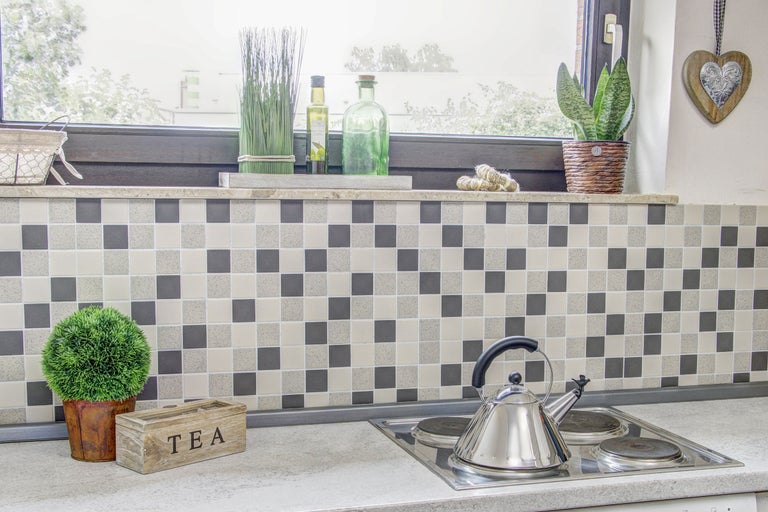 Keukenscène met kookplaat, theepot en decoratieartikelen