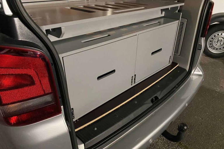 Uitgebouwde kofferbak van een bestelwagen met lades en schappen