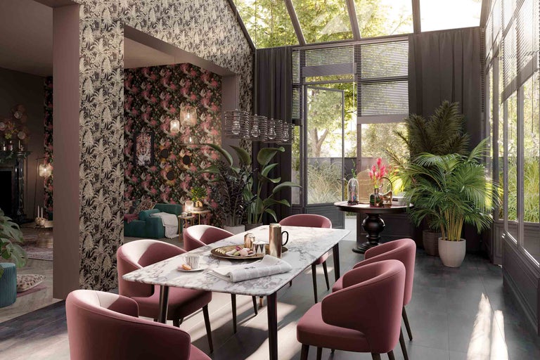 Inrichtingsidee voor een eetkamer met een tafel met marmeren blad, gestoffeerde stoelen en bloemenbehang.