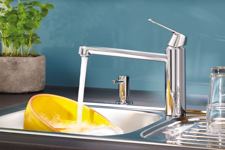 Keuken spoelbak met kraan, zeepdispenser en afwas