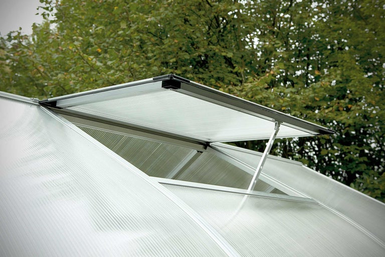 Detailopname van een geopend kasraam voor ventilatie