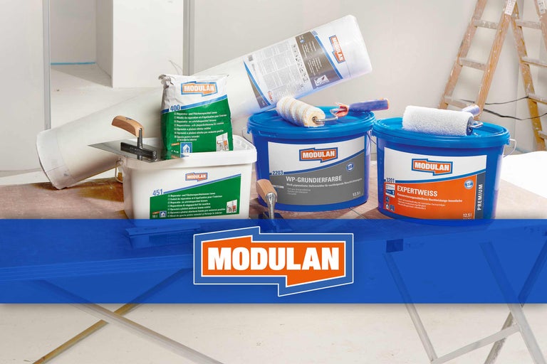 Verfemmers, plamuur, verfroller en glasvezelvlies van het merk Modulan voor renovatiewerkzaamheden binnenshuis.