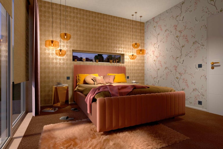 Een slaapkamer met een bed, nachtkastje, lampen en behang.