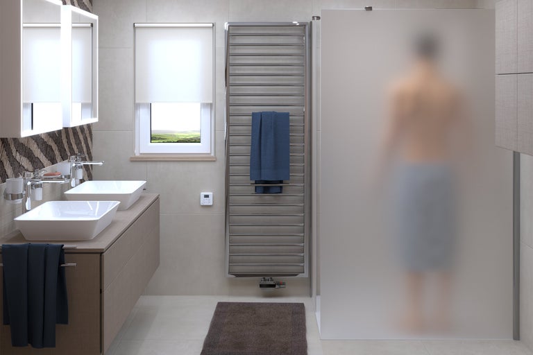 Lichte badkamer met dubbele wastafel, handdoekradiator en douchecabine