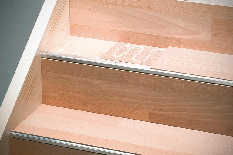 Trap met houten treden en montagelijm