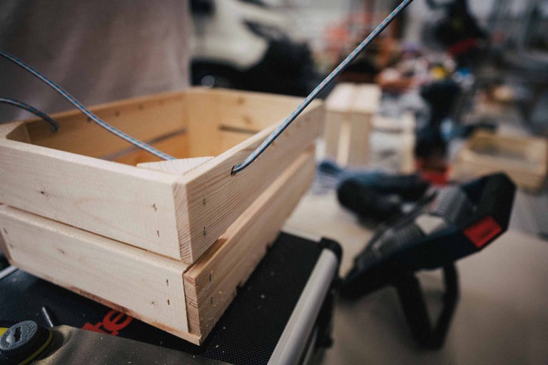 Houten krat met boorgat voor elastisch koord