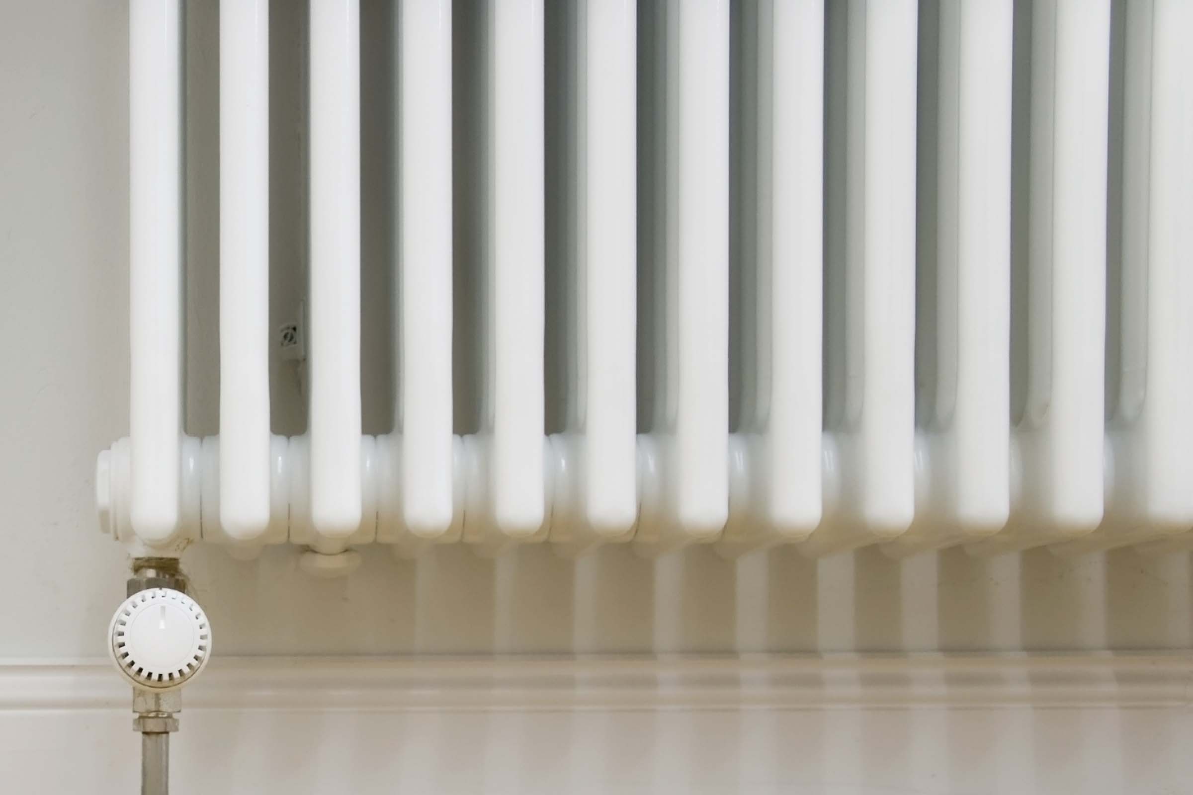 Witte radiator met thermostatische radiatorkraan