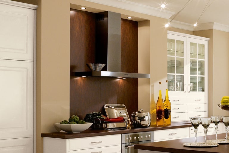 Keukenopstelling met afzuigkap, keukenkasten en keukengerei