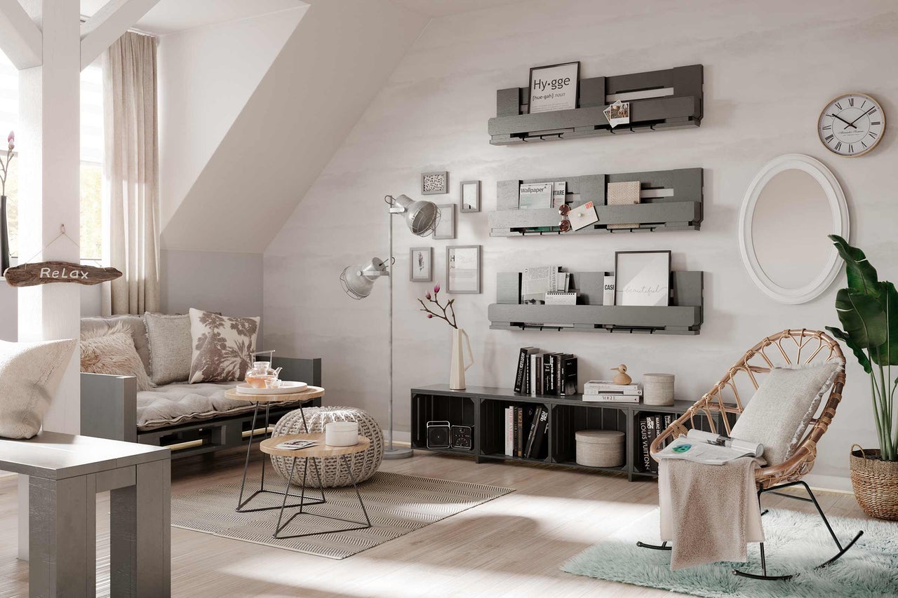 Lichte woonkamer met zitplaatsen, planken en decoratieve elementen voor een gezellige sfeer