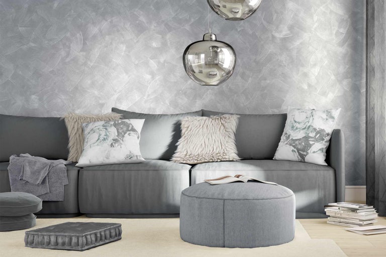 Grijze woonkamer met bank, kussens en lampen