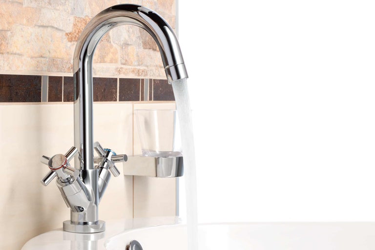 Chromen waterkraan met stromend water