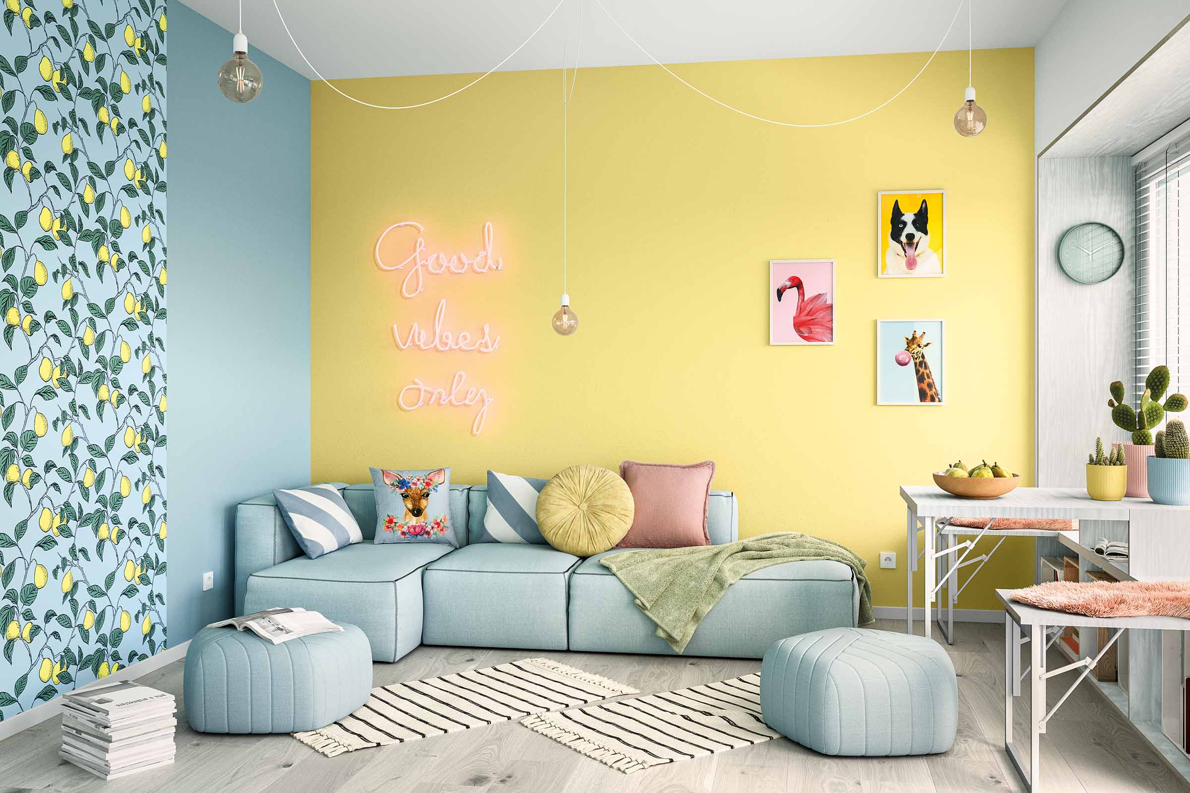 Lichte woonkamer met bank, kussens, krukjes, tapijt en wanddecoratie