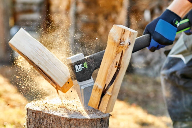 Houtklover in gebruik op een blok hout met houtsnippers