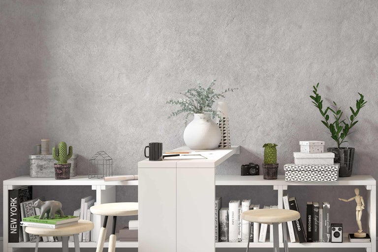 Lichte studeerkamer met boekenkast, bureau en stoelen