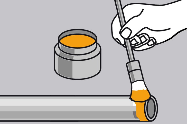 Afbeelding van een pijp die wordt afgedicht met hennepdraad, samen met een pot dichtingspasta.