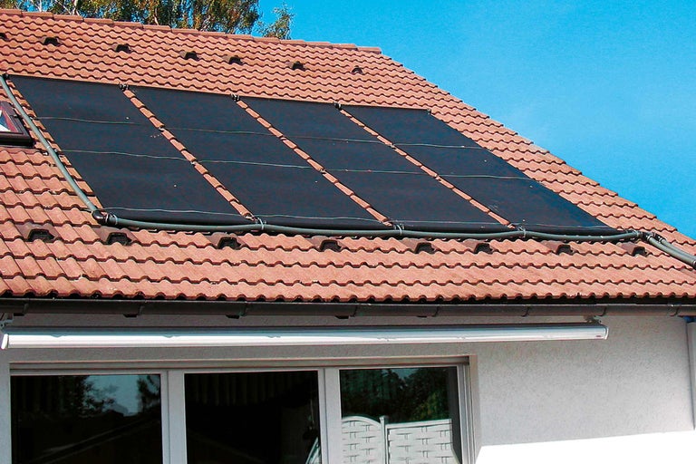 Zonnepanelen op een huisdak voor warmwaterbereiding