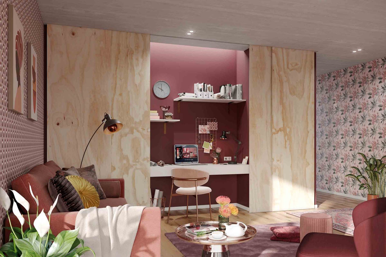 Woonkamer met werkplek, bank, tafel en kantoormeubilair in een helder en georganiseerd design.