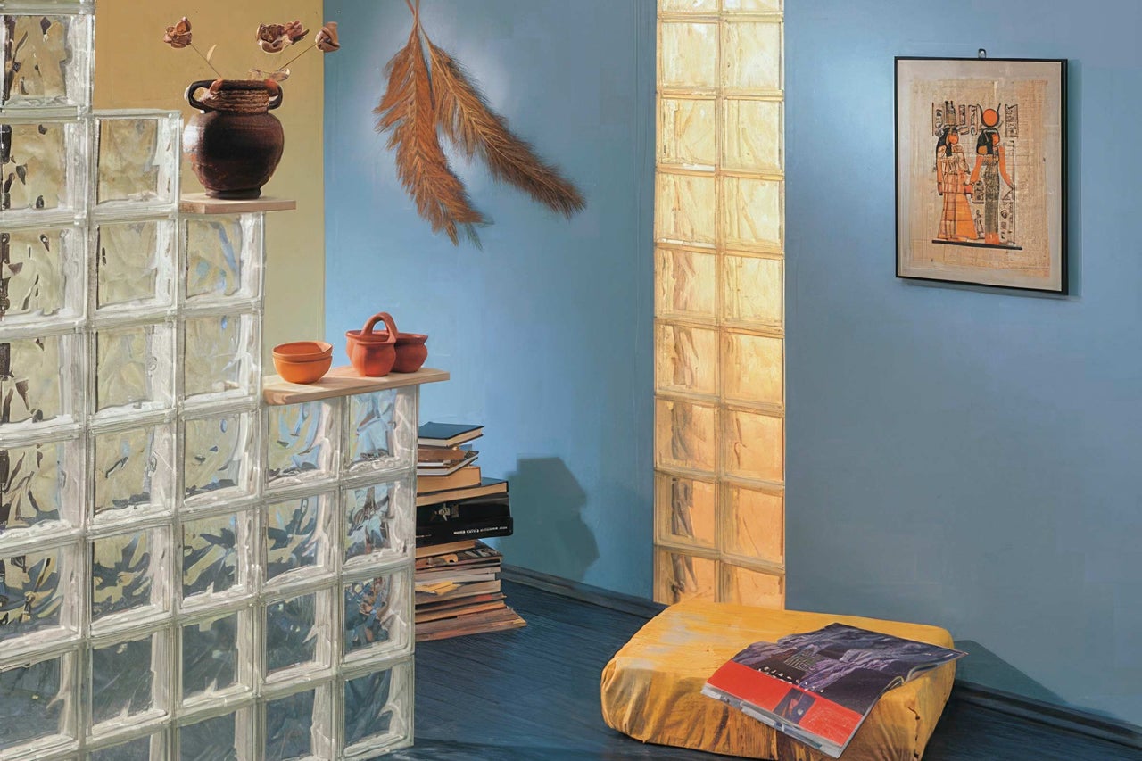 Scene met glazen bouwstenen, decoratieve objecten en een schilderij voor een sfeervolle ambiance.