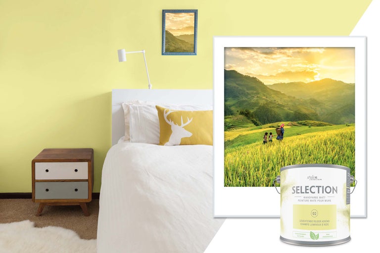 Slaapkamer met muurverf, bed, nachtkastje en blik StyleColor Selection muurverf