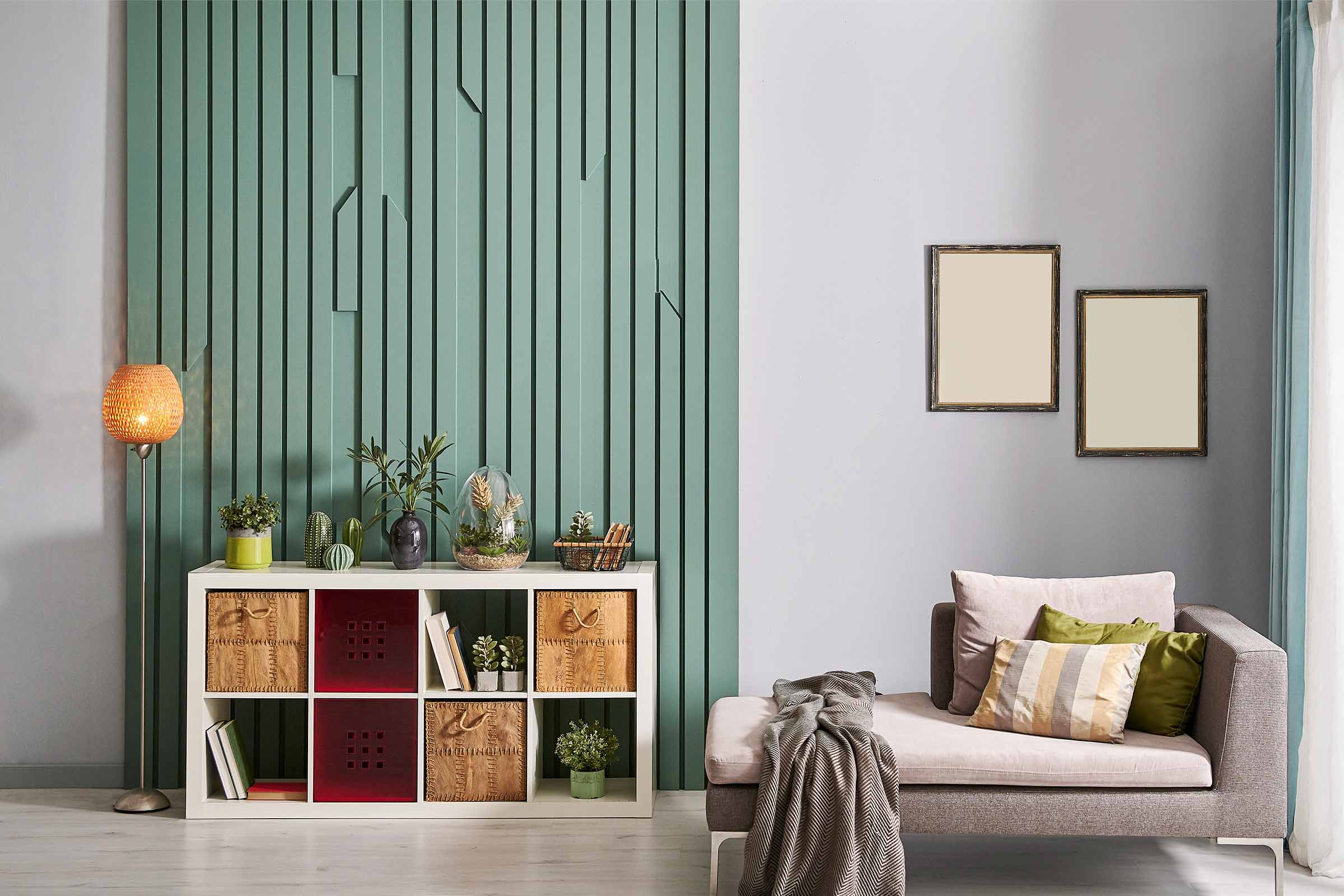 Woonkamer met plank, manden, decoraties, bank en wandontwerp
