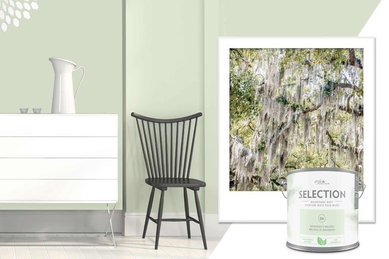Woonkamerscène met Style Color Selection muurverf, tint Savannahs Melodie, commode, stoel en ingelijste foto