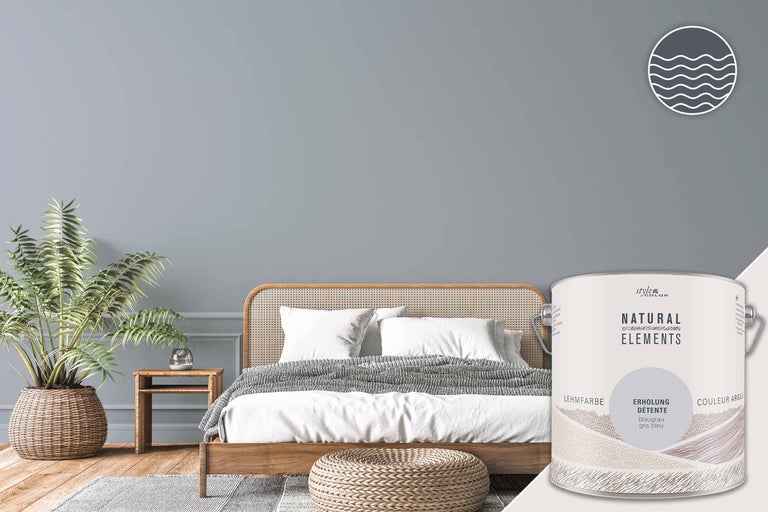 Lichte, vriendelijke slaapkamer met muurverf en verfblik op de voorgrond