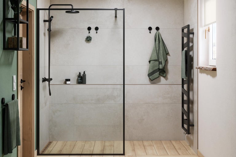 Moderne badkamer met douche, handdoeken, handdoekradiator en planken