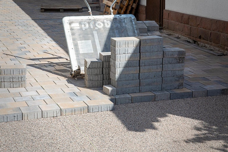 Scene met straatstenen, transportwagen en grind voor tuinbouwprojecten