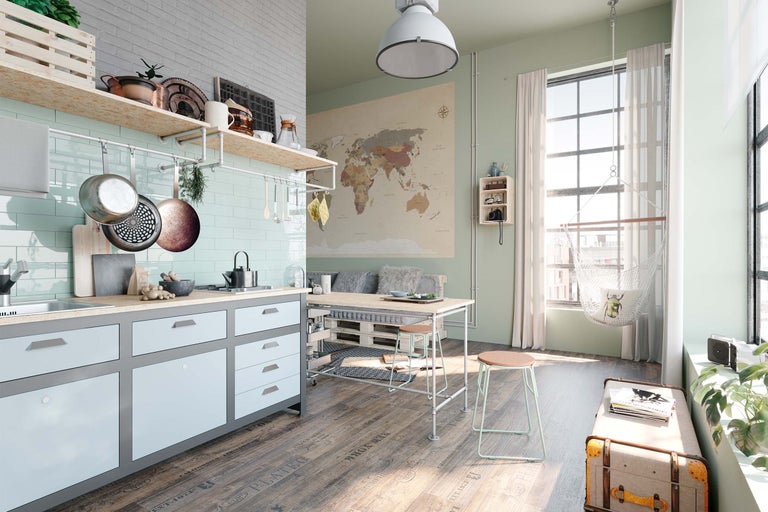 Lichte keuken met kitchenette, plank, eettafel van pallets, barkrukken en hangmand bij het raam