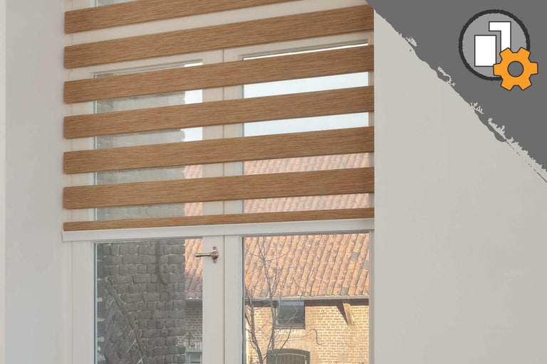 Raam met houten jaloezie voor lichtregeling