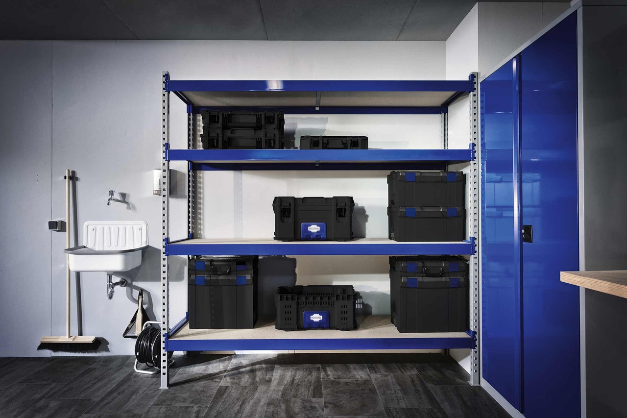 Werkplaats met blauw rek en assortimentskisten