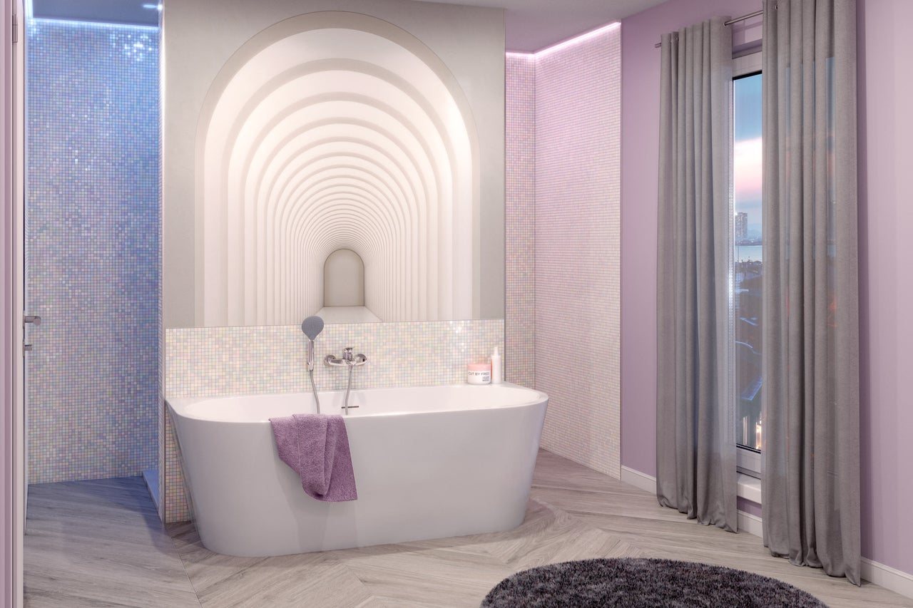 Lichte badkamer met vrijstaand bad, mozaïektegels en decoratieve wanddecoratie