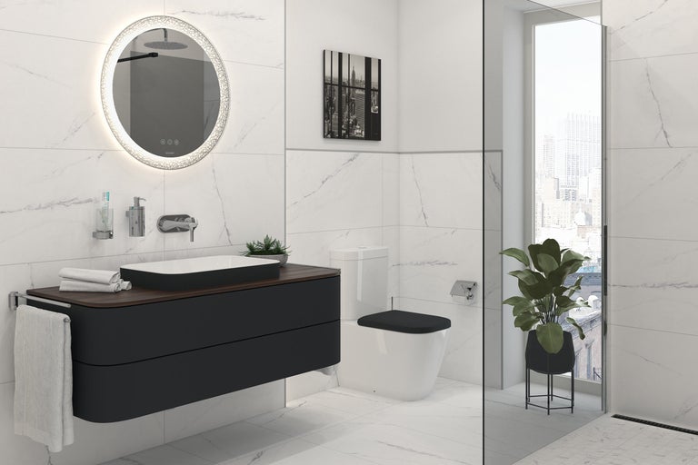 Moderne badkamer met wastafel, spiegel met verlichting en toilet