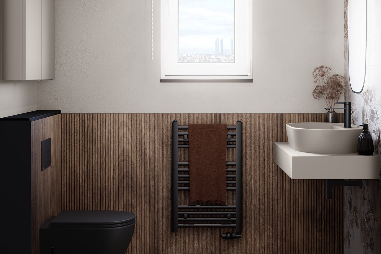 Lichte badkamer met toilet, wastafel en handdoekradiator