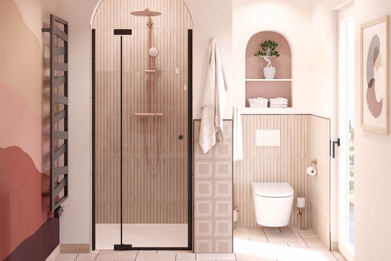 Badkamer met douchecabine, radiator, toilet en decoratieve elementen.