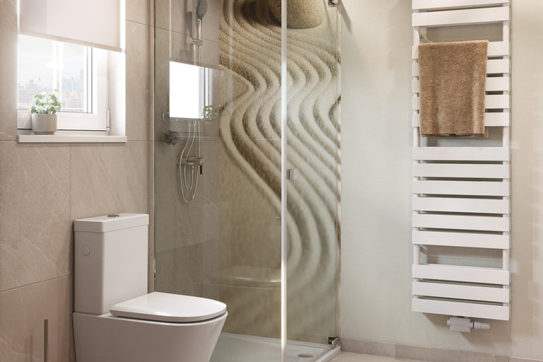 Badkamer met toilet, douche met motief en radiator met handdoek